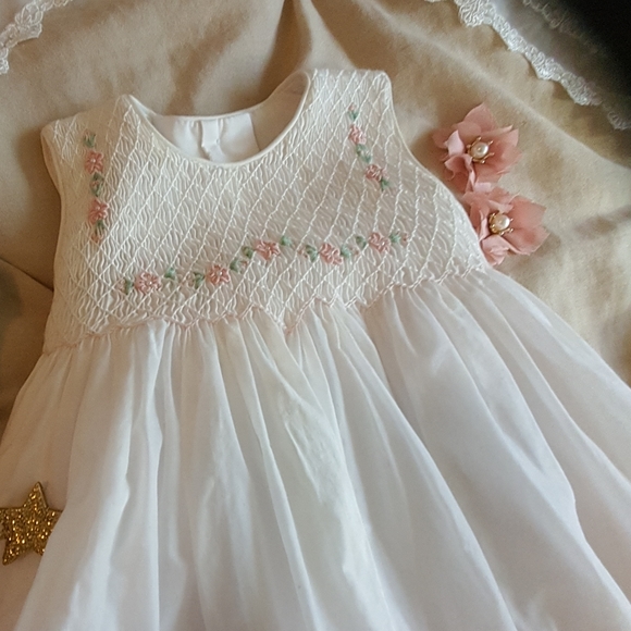 White dress with smoked top & floral embroidery - Picture 4 of 4